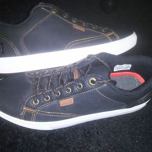 🔥$8.00 FIRM🔥Levi's Sneakers Unisex